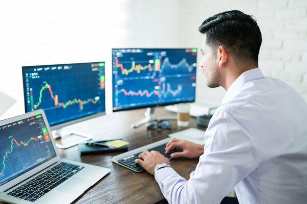 Day Trading vs Swing Trading: Which Is Right for You?